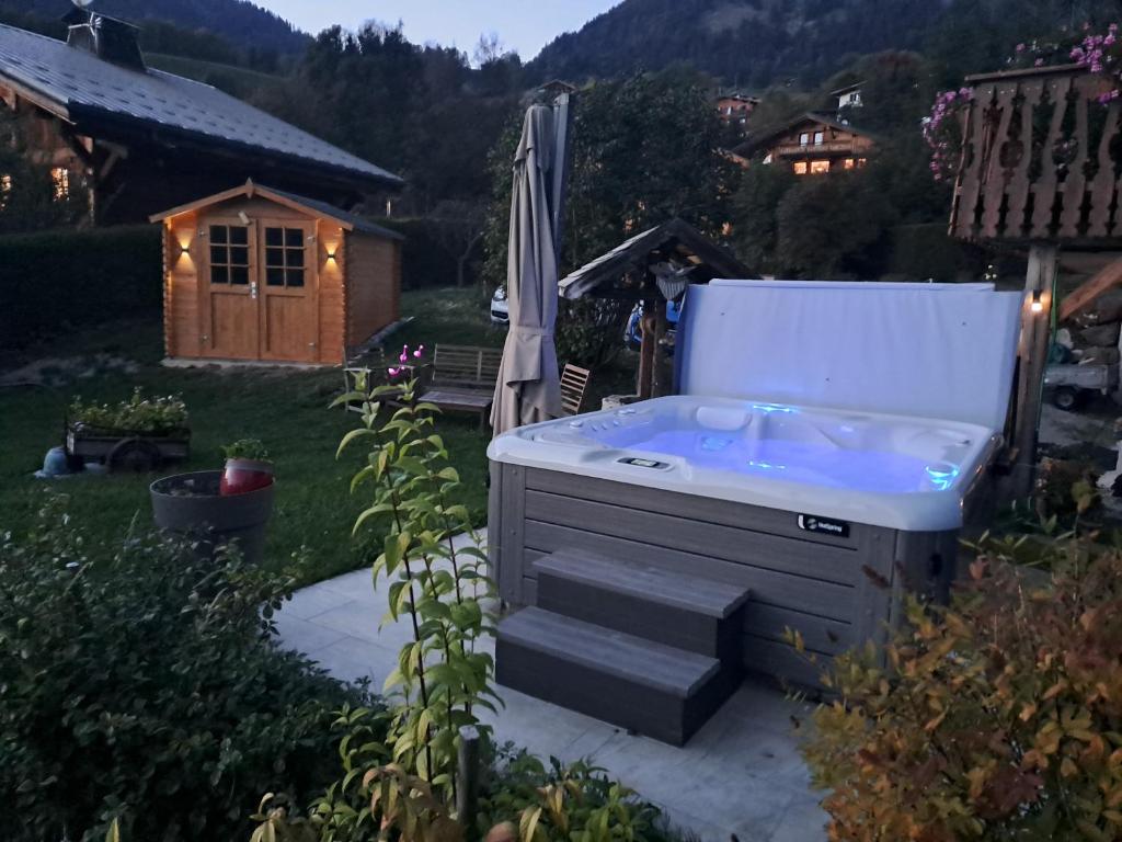 A4 km de Megève très joli studio avec jacuzzi ,vue sur les montagnes au calme photo 2