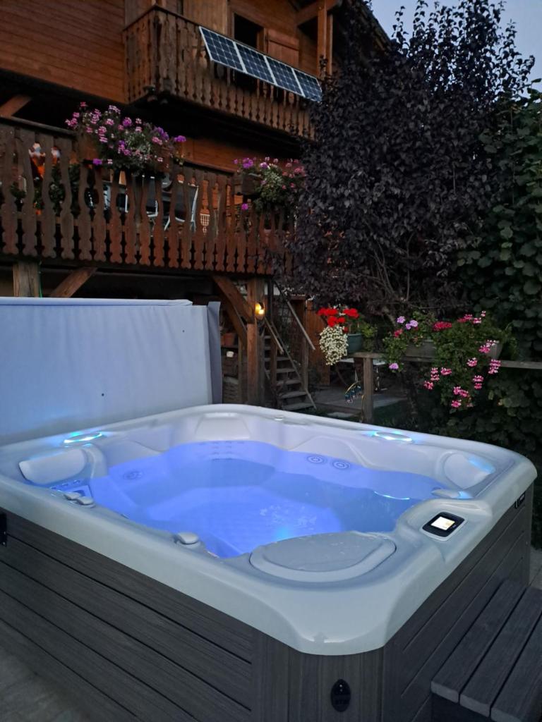 A4 km de Megève très joli studio avec jacuzzi ,vue sur les montagnes au calme photo 1