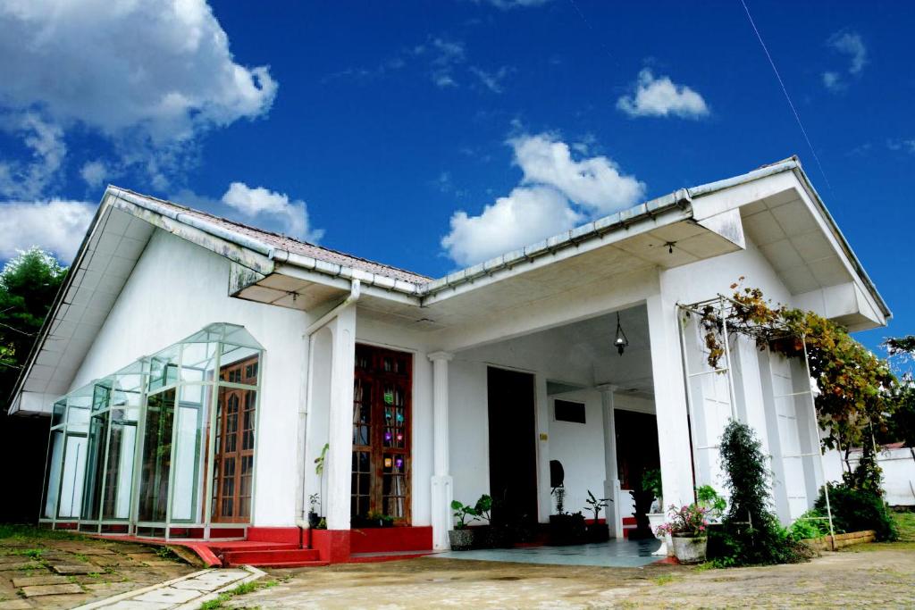 The West Gate Bungalow photo 2