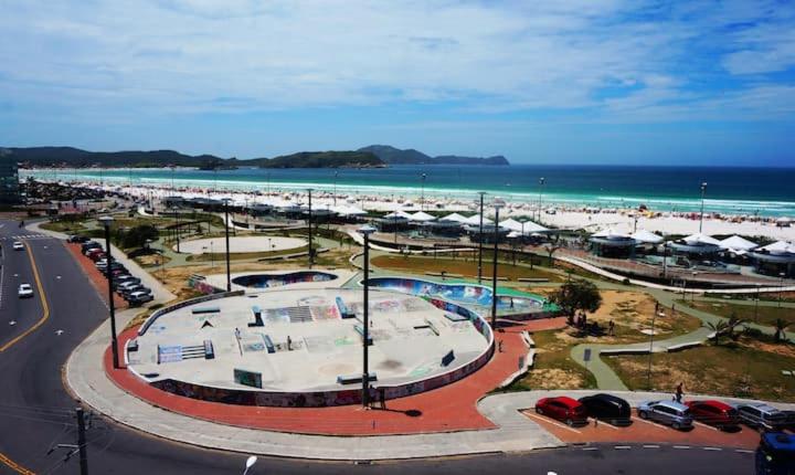 LINDA COBERTURA EM CABO FRIO DE FRENTE MAR MAX 8