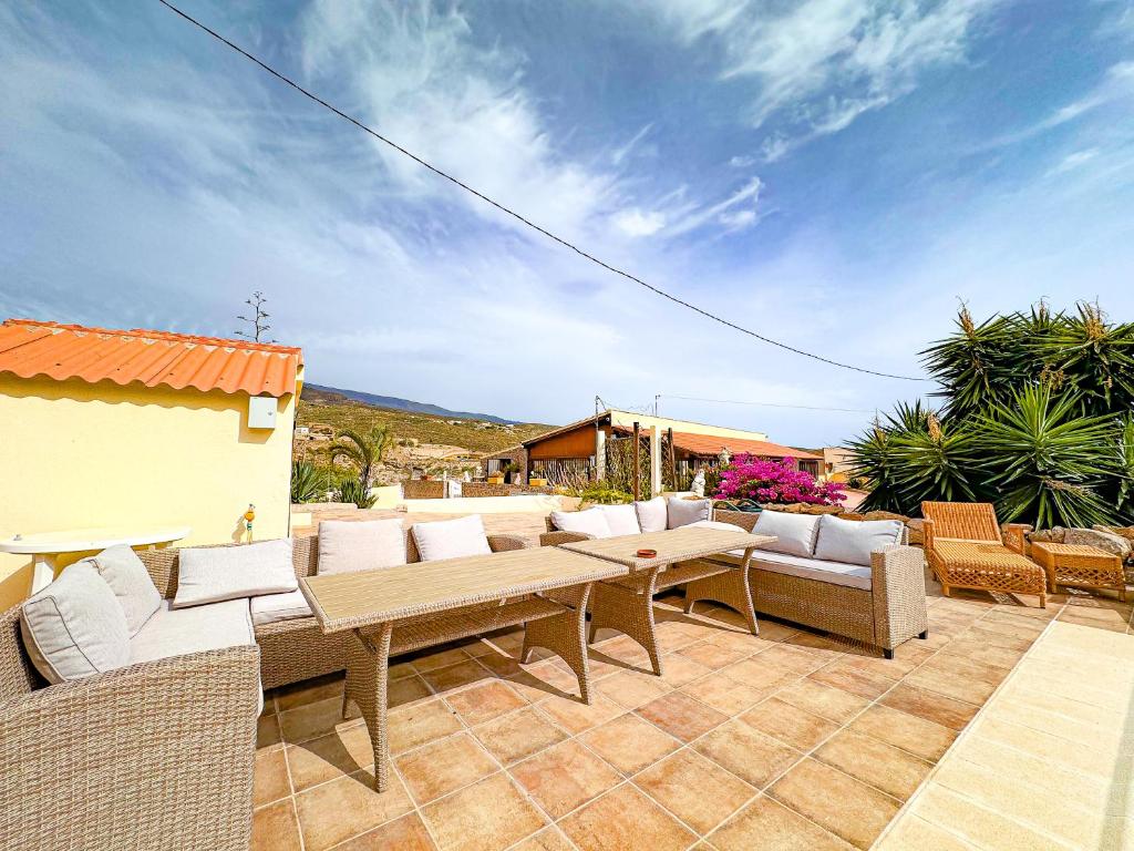 Exquisite rural house with garden, pool and sea views photo 1