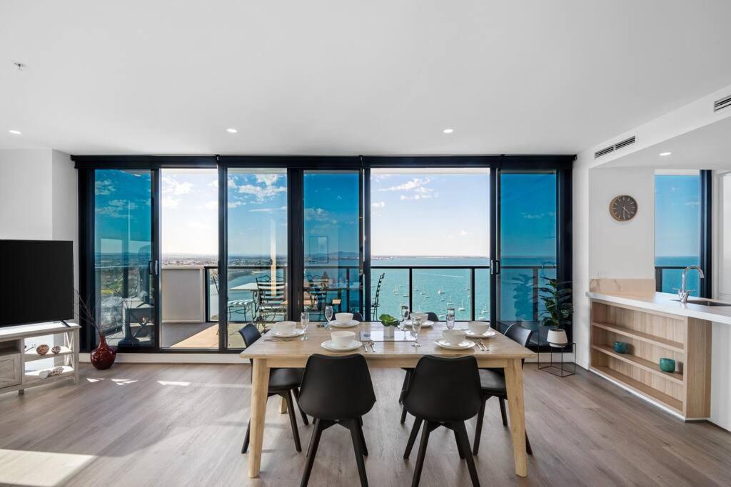 Modern, Spacious 2BR Penthouse with Bay Views photo 1