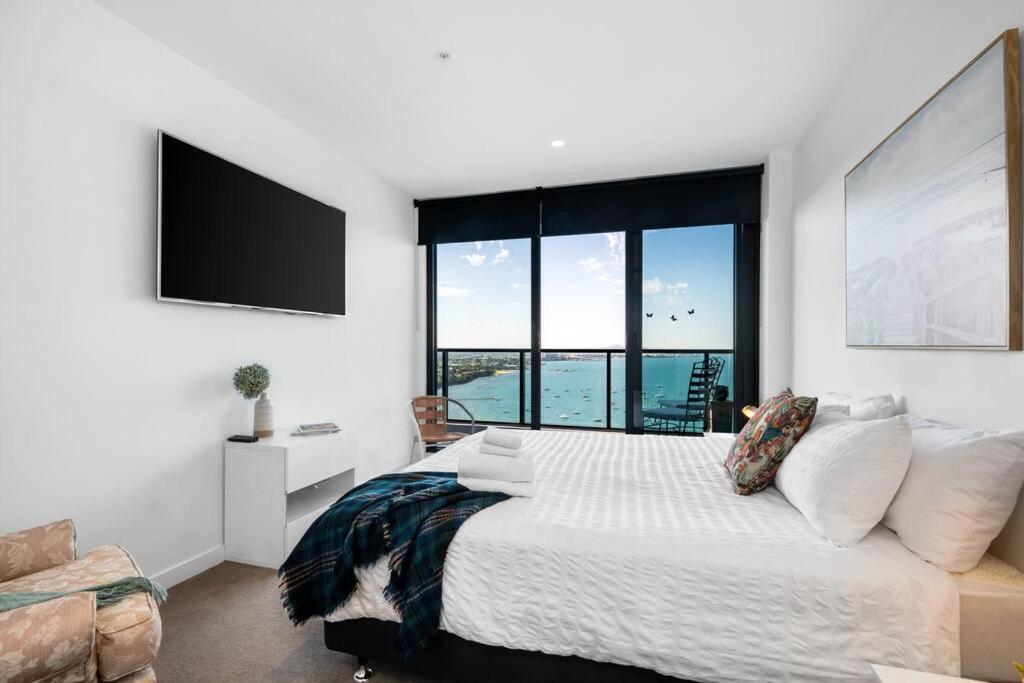 Modern, Spacious 2BR Penthouse with Bay Views photo 3