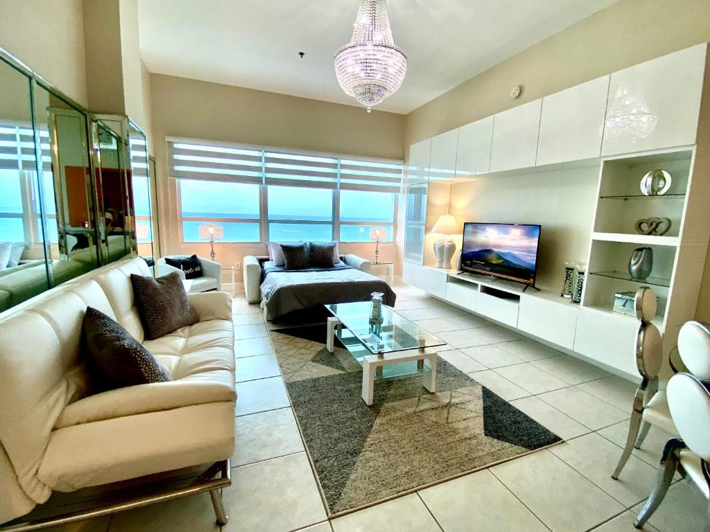 Large beautiful penthouse ocean front with beach access and free parking in Miami Beach image