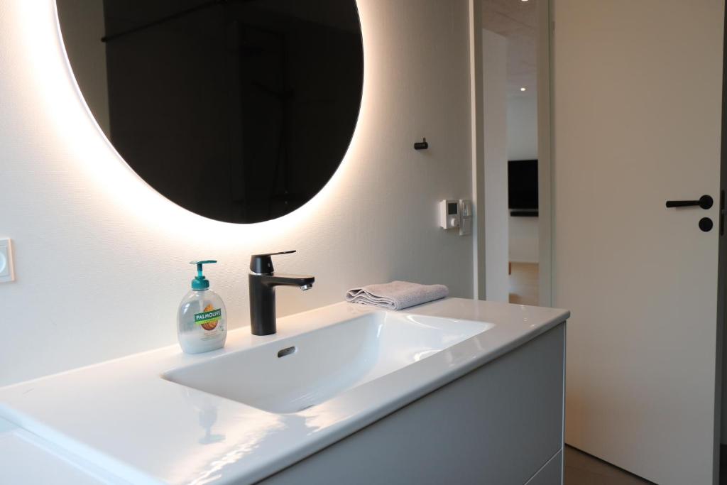 BRAND NEW FLAT IN CENTRAL KLAKSVÍK photo 4