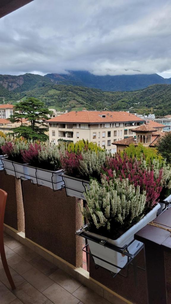 View lovely 3bed-2bath condo full furnished.