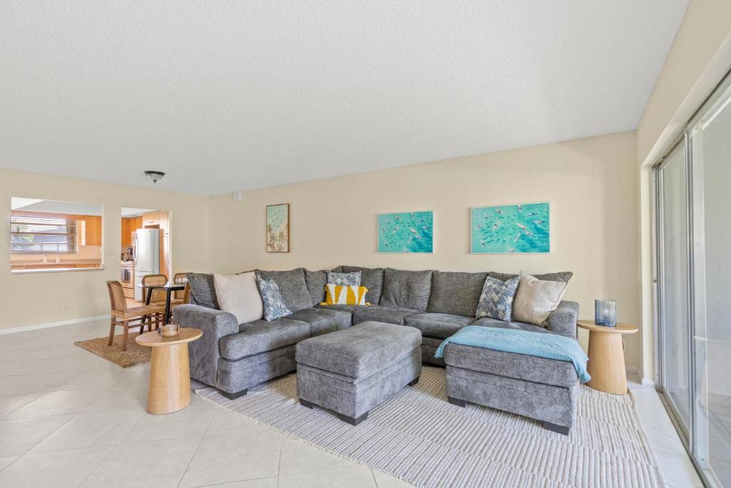 Sunny Beachside Oasis Sleeps 6,1 Blocktowaves image