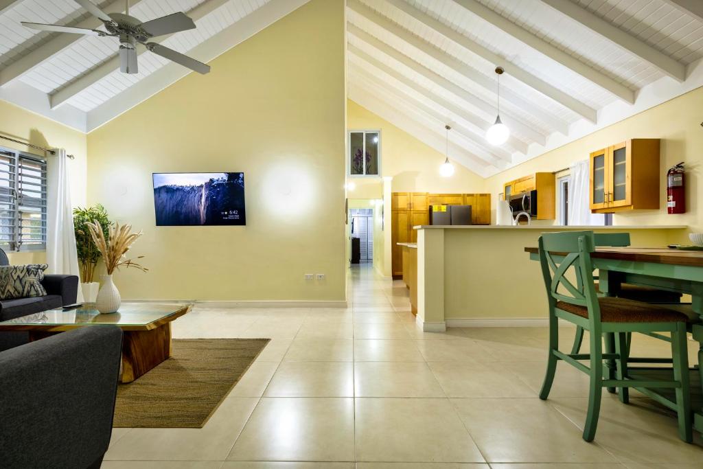 Gated near Ochi w Pool Gym Wi-Fi AC Bball&Ten Crts