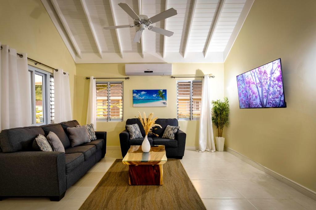 Gated near Ochi w Pool Gym Wi-Fi AC Bball&Ten Crts photo 3