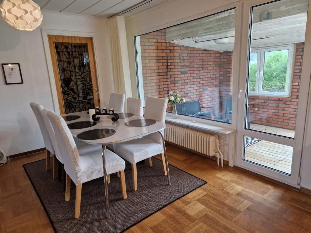 Villa med egen parkering. Möjlighet att boka från 1 och upp till 5 personer. photo 1
