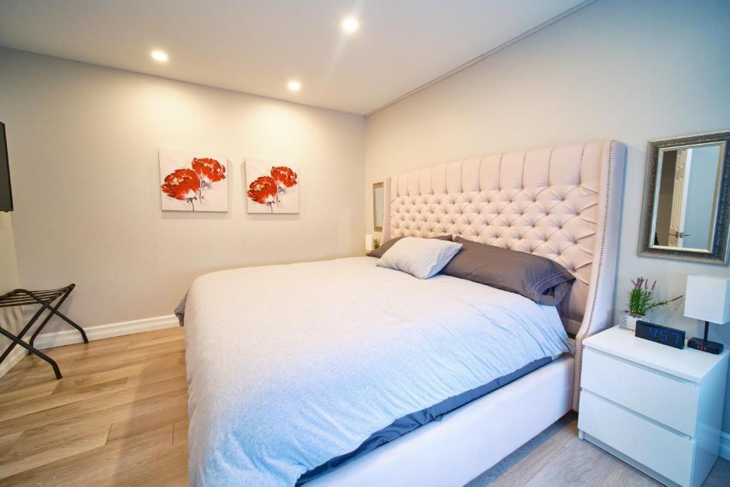 Hamilton Mountain Plaza - King Bed - Main Floor photo 3