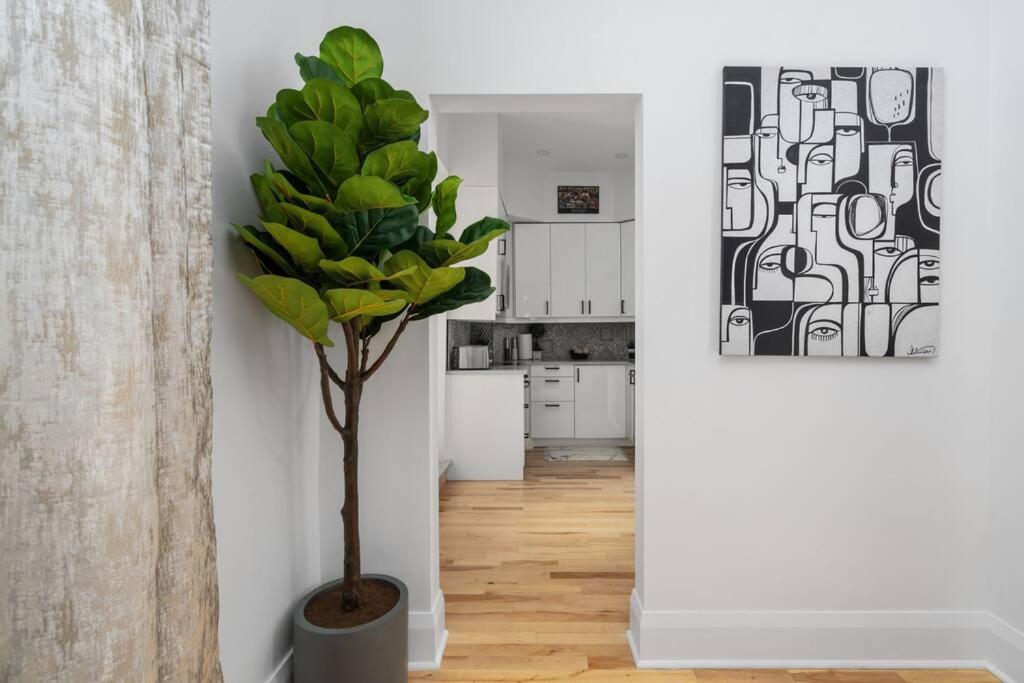 Downtown Luxe: Metro, King Bed, Parking, Sleeps 6, Montreal