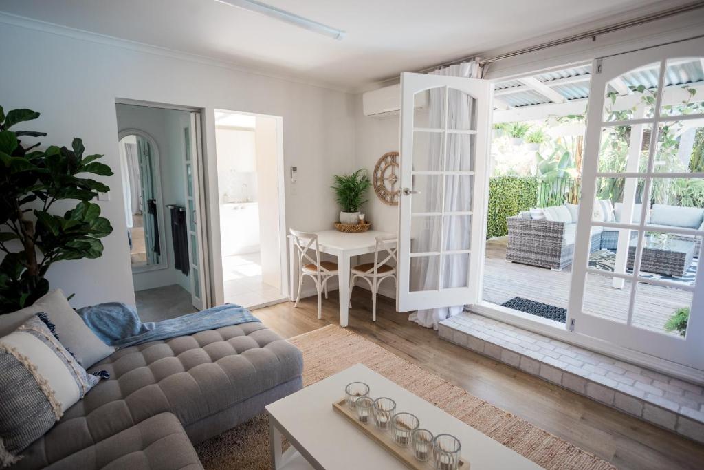 Studio 26: Central, Hampton’s Poolside Hideaway photo 2