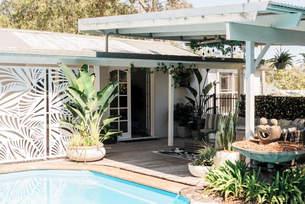 Studio 26: Central, Hampton’s Poolside Hideaway photo 4