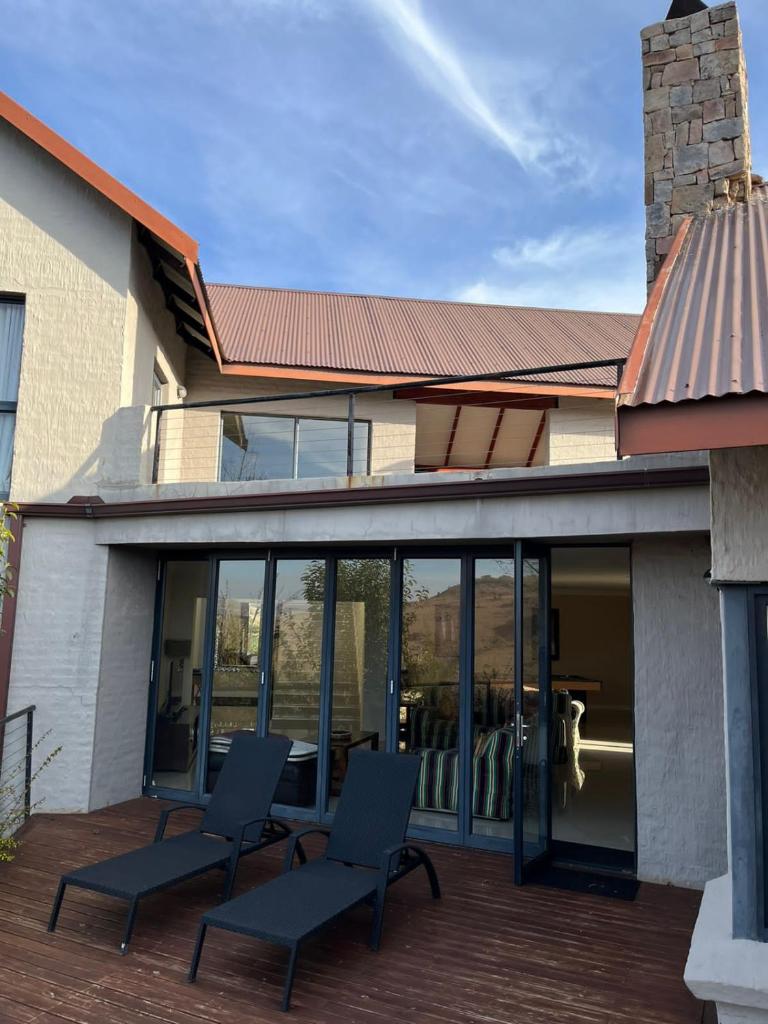 Waterfall House photo 3