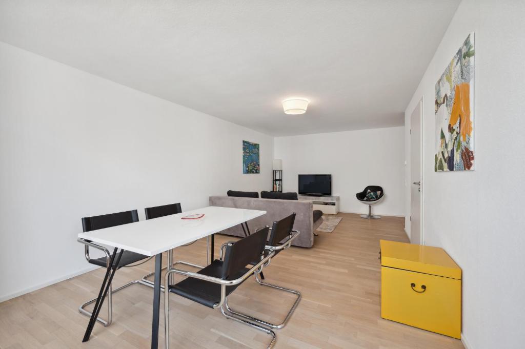 EXQUIS Design 3-Zimmer-Apartment I Balkon I Parkplatz I Top-Lage I Mercedes-Benz I Kinderbetten photo 3