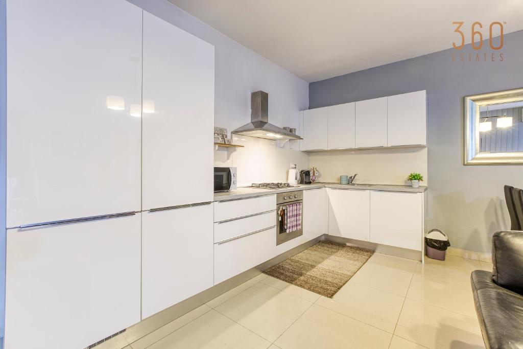 Cosy, fully equipped 1BR home with Private Balcony by 360 Estates photo 2