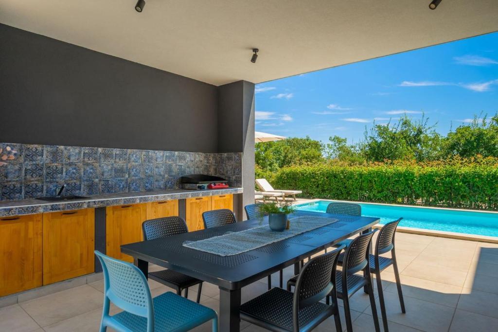 Luxury villa Hedone with pool in Rakalj photo 3