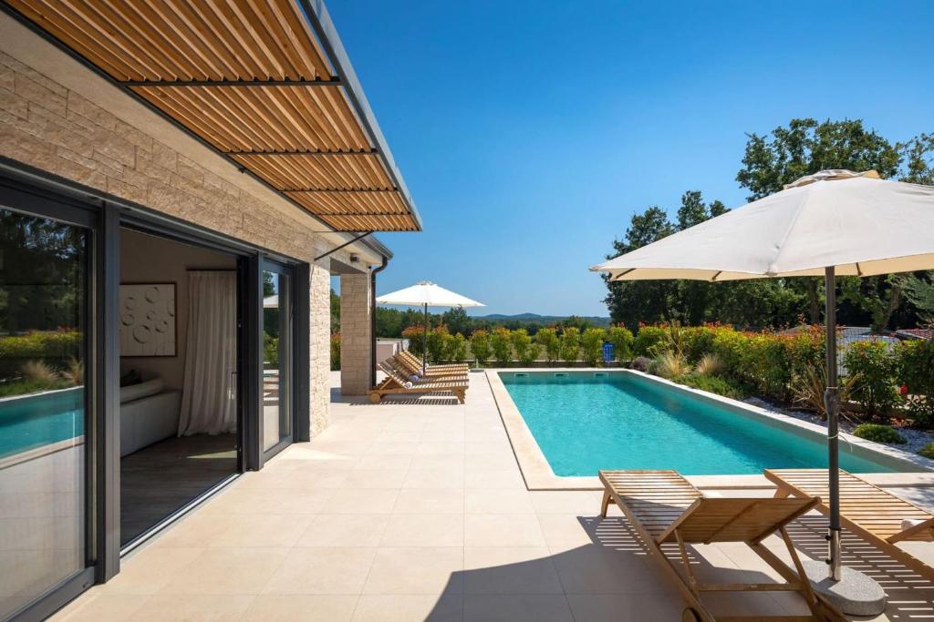 Modern villa Ursaria with pool and grill in Porec photo 2