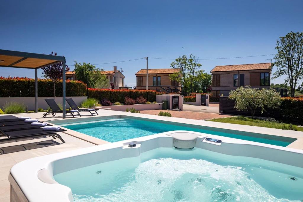 Modern villa Albona with pool and jacuzzi in Porec photo 3
