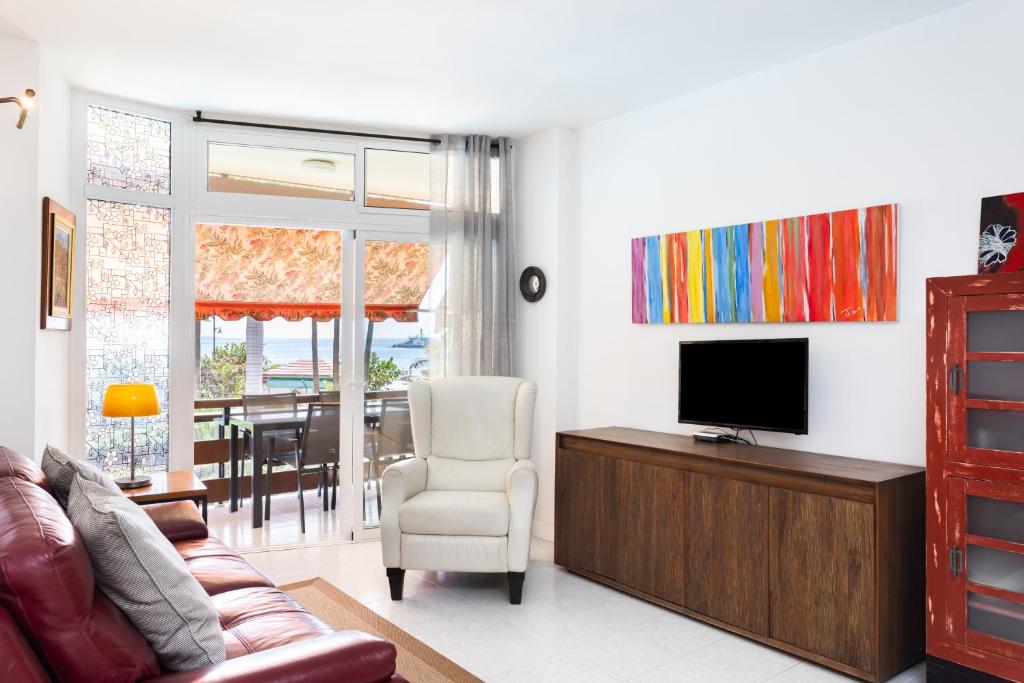 Seafront apartment just 200m from Las Vistas Beach - Tap to explore photos