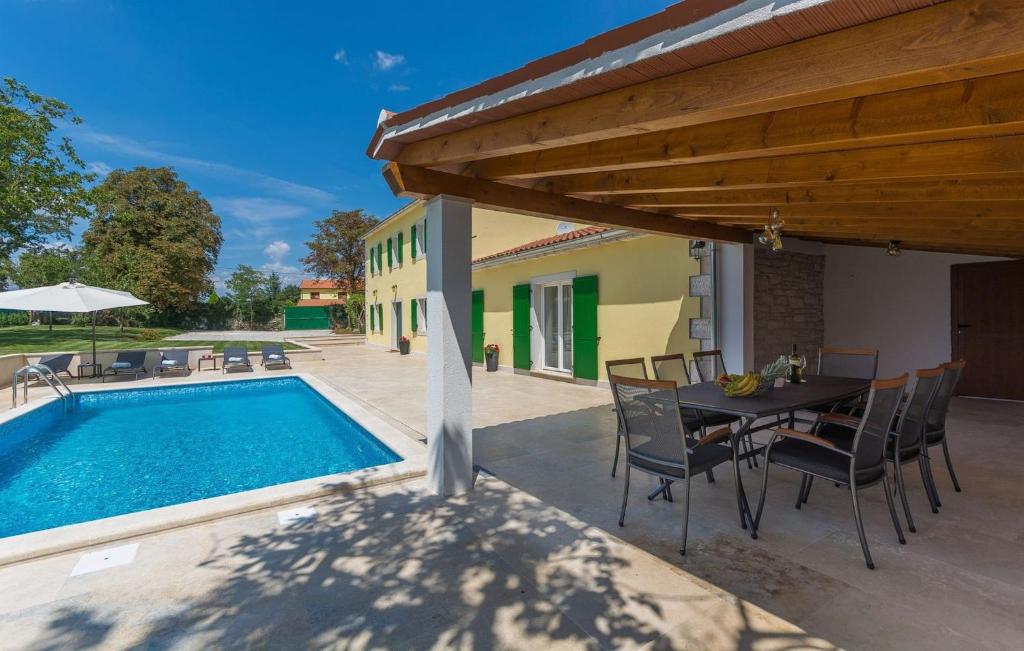 Family villa Corticum Otium with pool in Tinjan photo 2