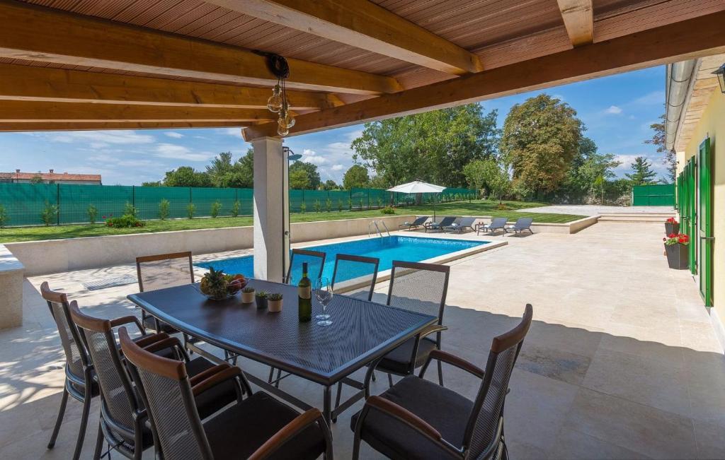 Family villa Corticum Otium with pool in Tinjan photo 3