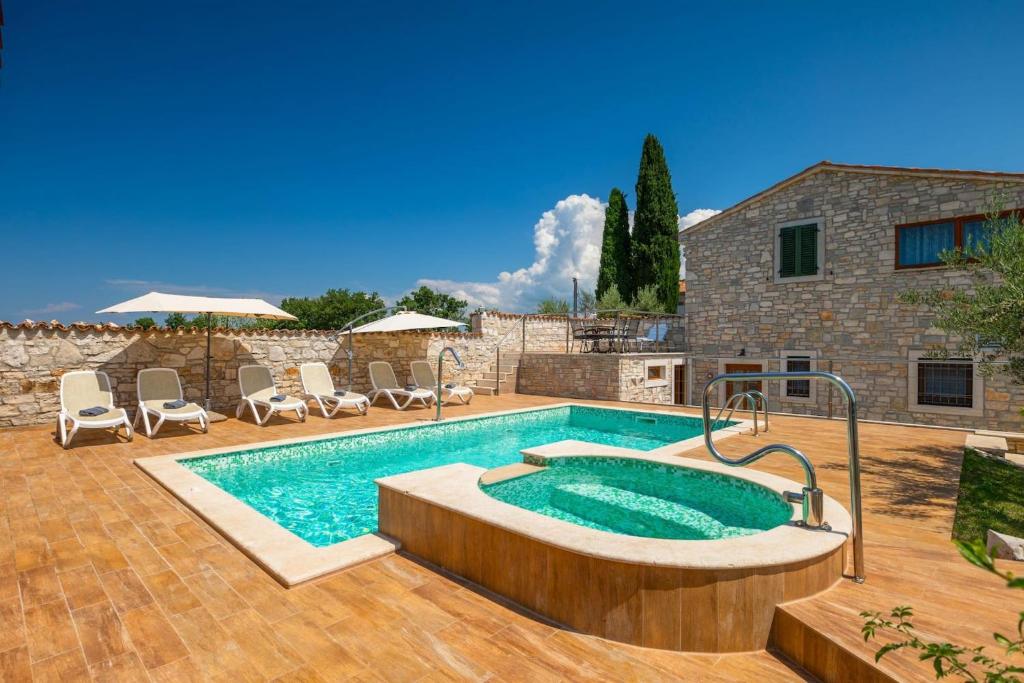 Rustic villa Perci with pool and grill in Porec