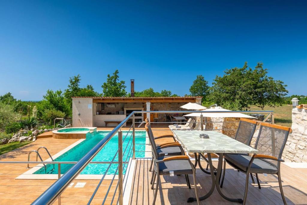 Rustic villa Perci with pool and grill in Porec photo 2