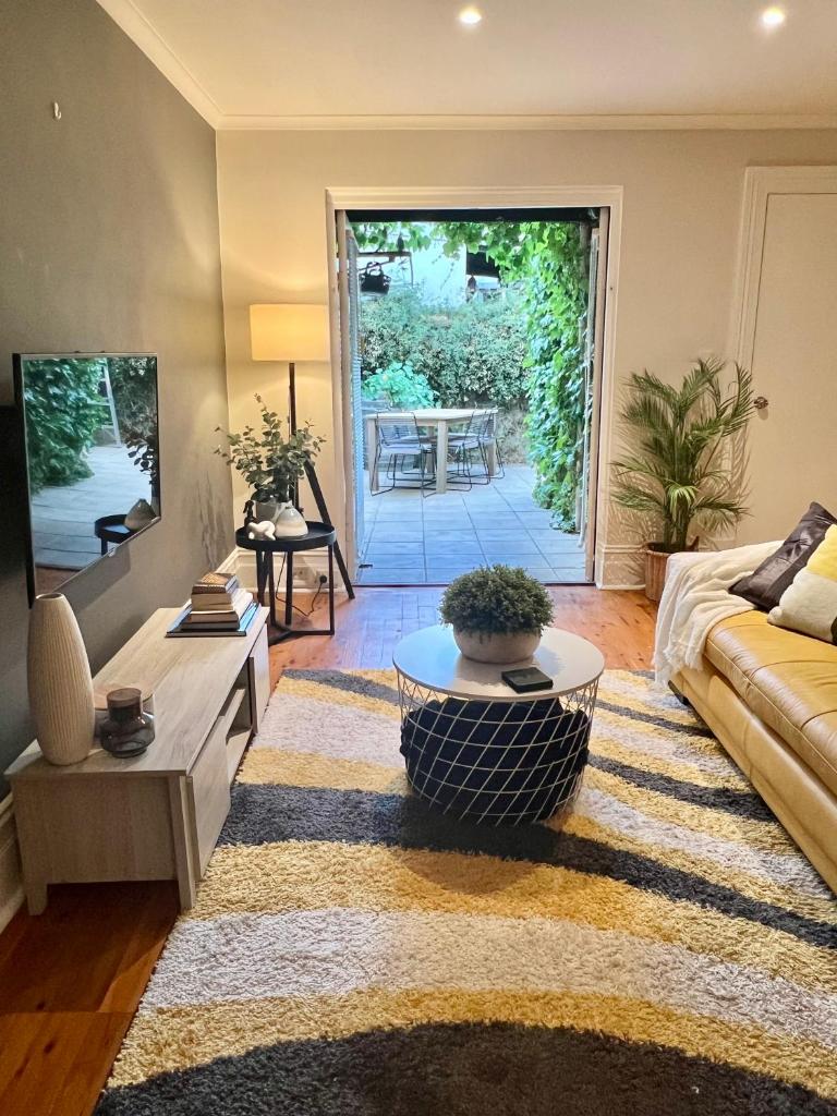 Cozy Urban Chinatown Escape Adelaide CBD - Free parking