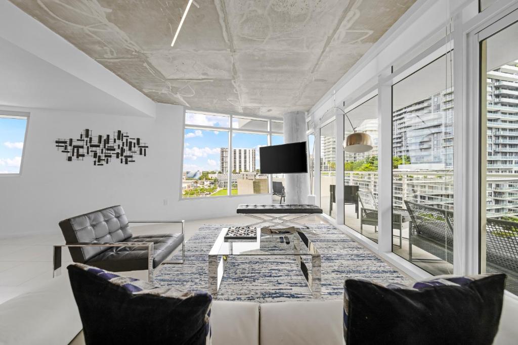 Spacious 3-Bedroom Midtown Condo image