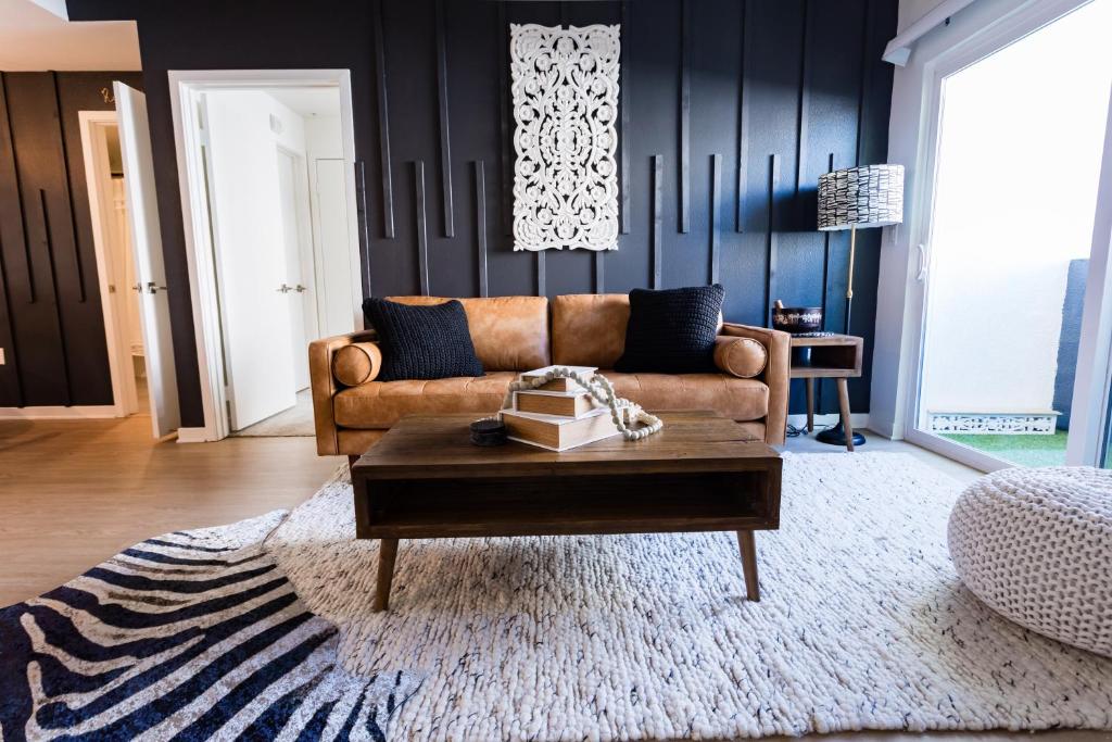 2 Bdr Apt w balcony in Heart of Hollywood image
