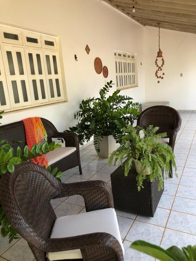 Casa com 4 quartos e área externa com jardim