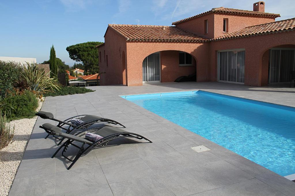 Modern 3-4 bedroom villa, air-conditioning, swimming pool, private gardens photo 1