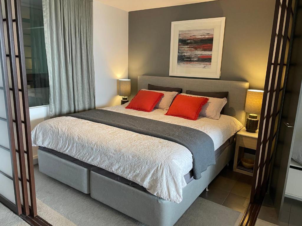 Luxurious with city views, free parking on premises & Wi Fi photo 1