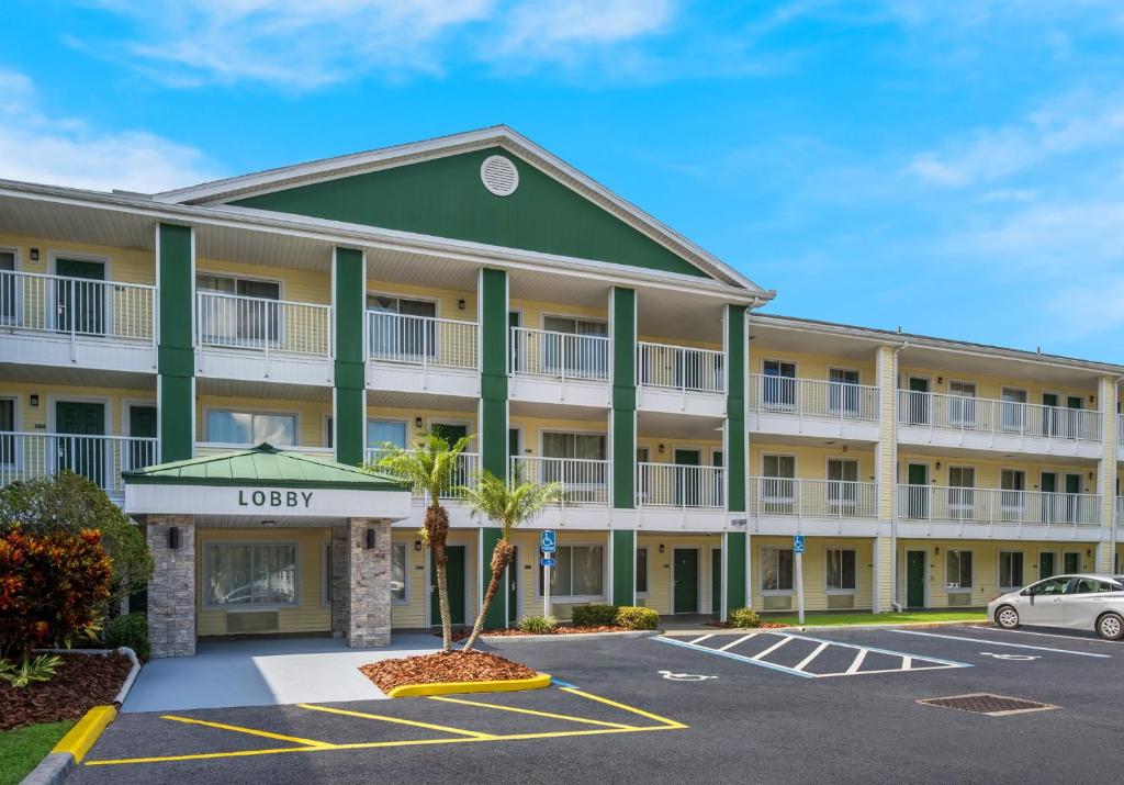 HomeTowne Studios by Red Roof Orlando - UCF Area image