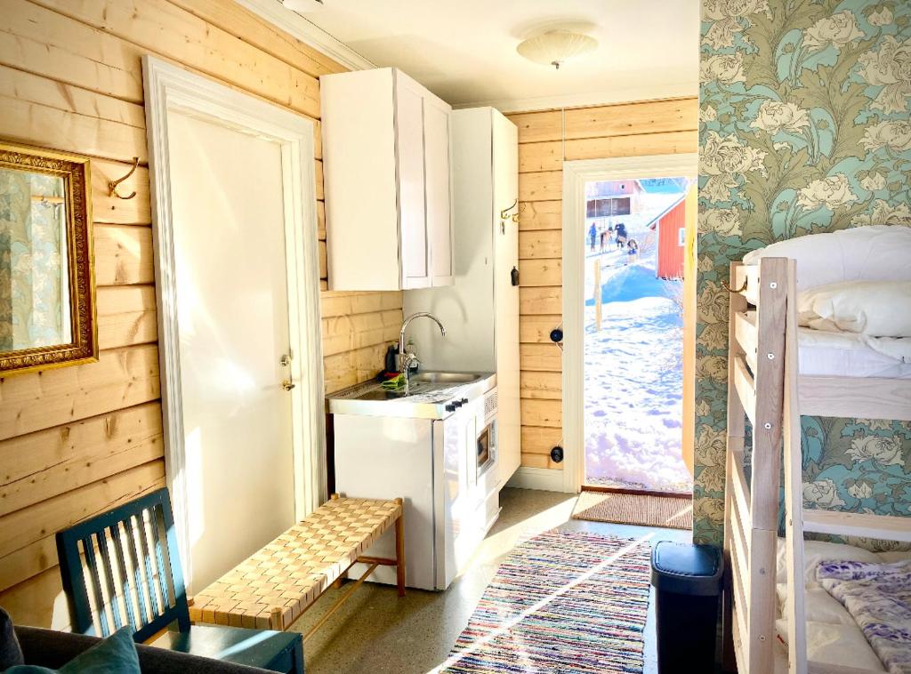 Scenic small guesthouse on horse farm by the lake photo 2