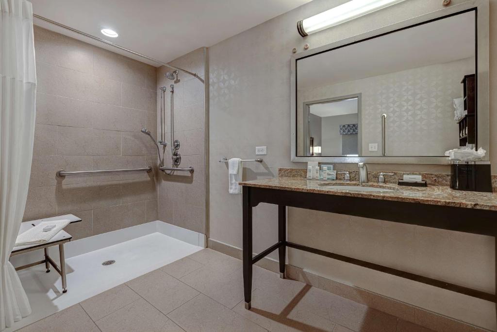 Hampton Inn & Suites by Hilton Tampa Northwest/Oldsmar - Tap to explore photos