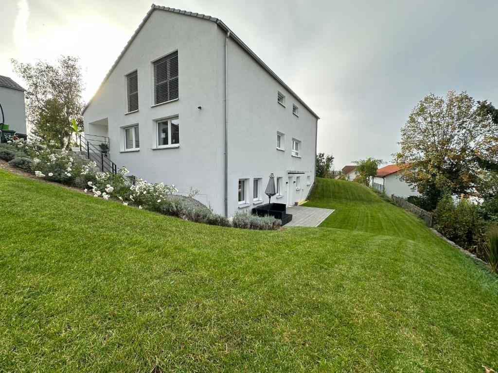Modernes Apartment mit eigener Terrasse & Garten photo 3