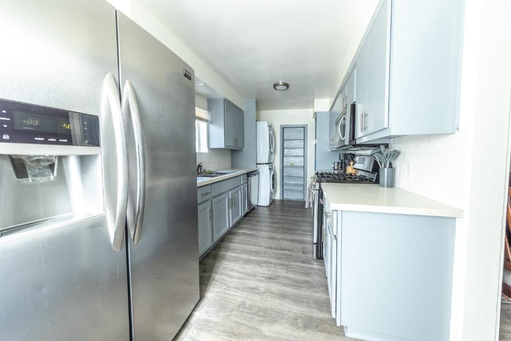 8 Beds Home with 4 Car Parking Space - Near DTLB photo 4