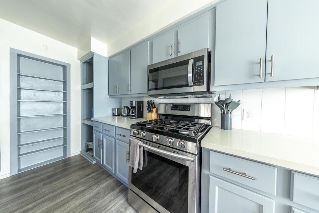 8 Beds Home with 4 Car Parking Space - Near DTLB photo 2