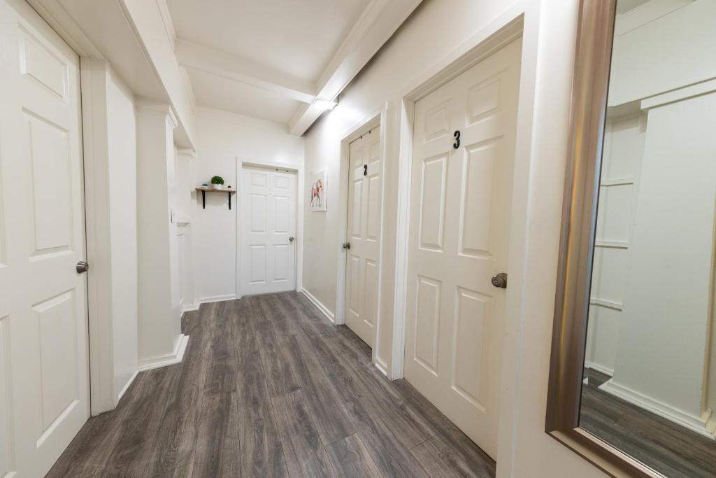 8 Beds Home with 4 Car Parking Space - Near DTLB photo 3