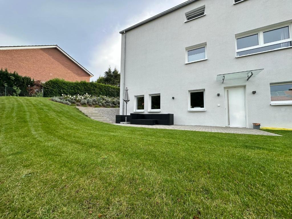 Modernes Apartment mit eigener Terrasse & Garten photo 4