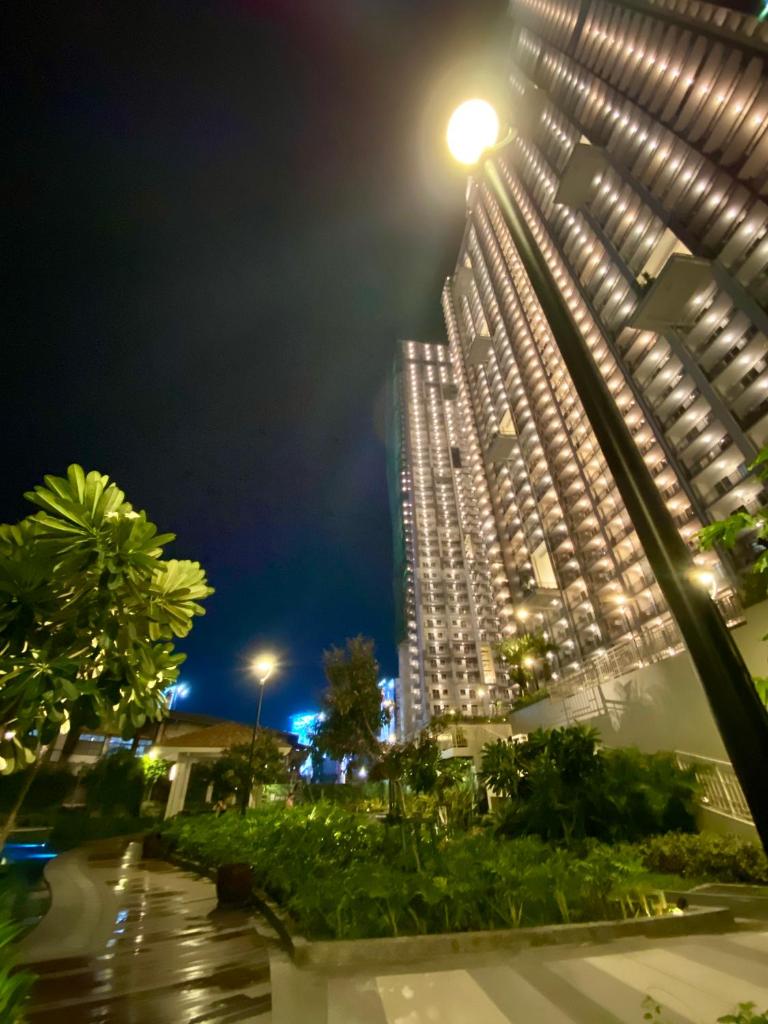 Cozy 1 BR Scandinavian/Tropical Condo with Balcony & Parking, Metro Manila