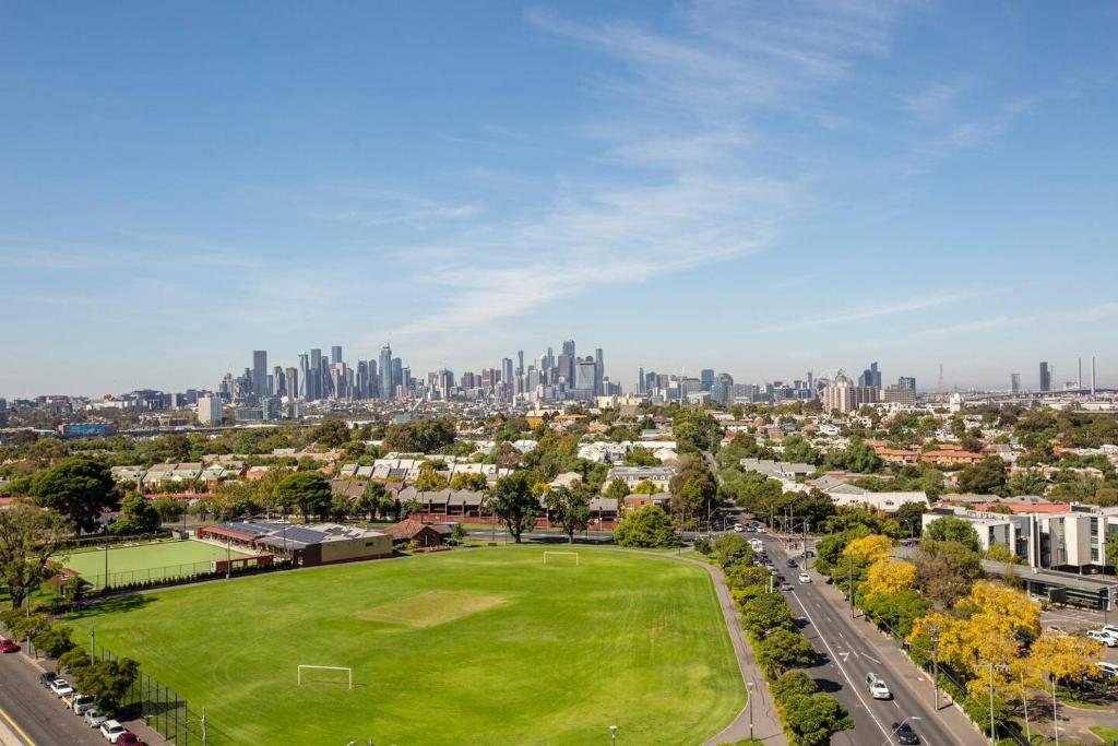 Flemington Filly - Bright Abode with Sweeping Views photo 4
