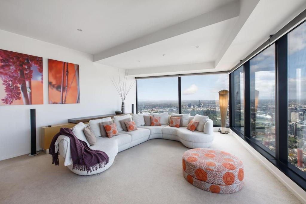Modern meets Retro in Penthouse with Soaring Views