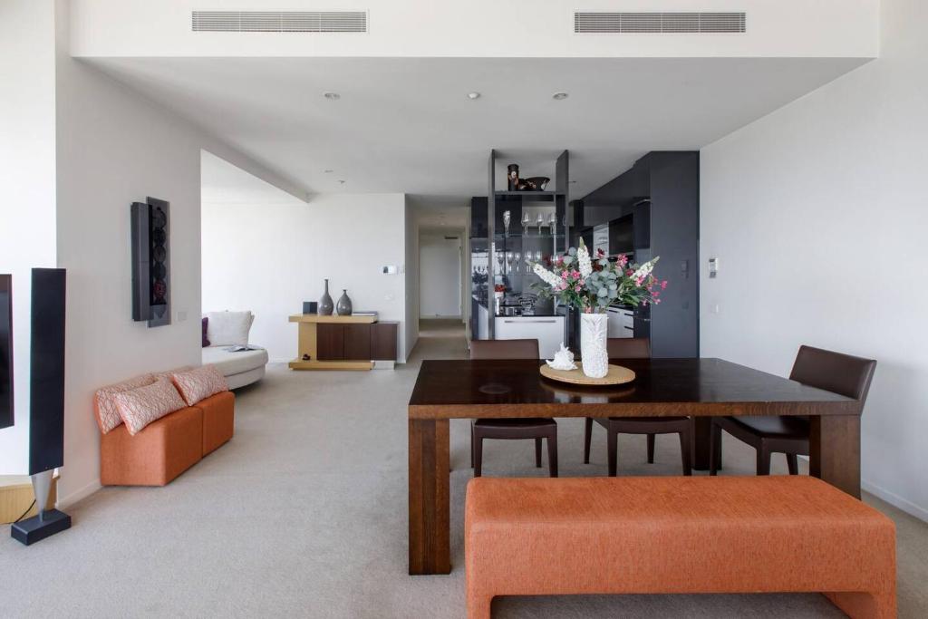 Modern meets Retro in Penthouse with Soaring Views photo 2