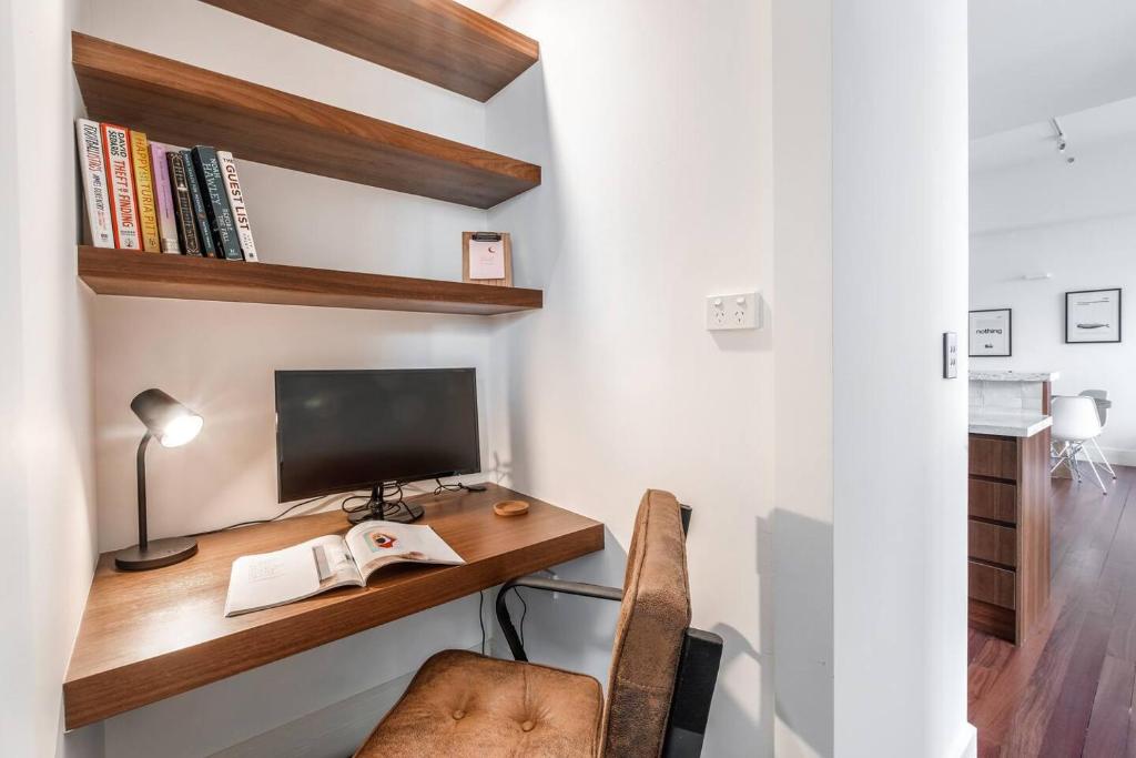 Majorca Classic - Boutique Flinders Lane Balcony Pad photo 3