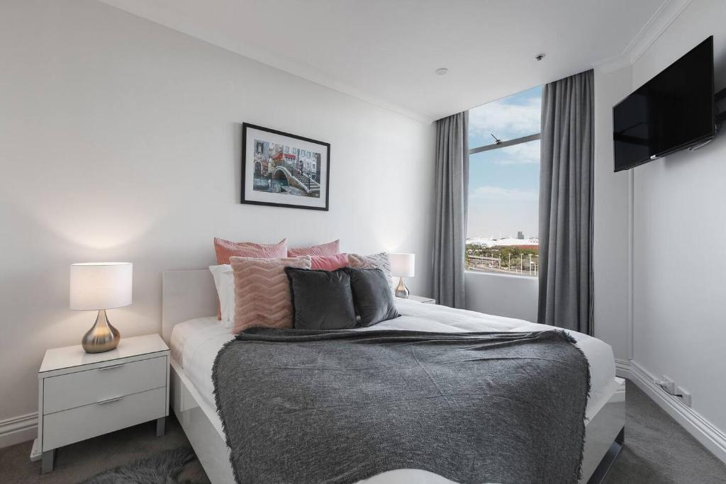 Grand Luxury in the CBD along the Yarra River photo 2