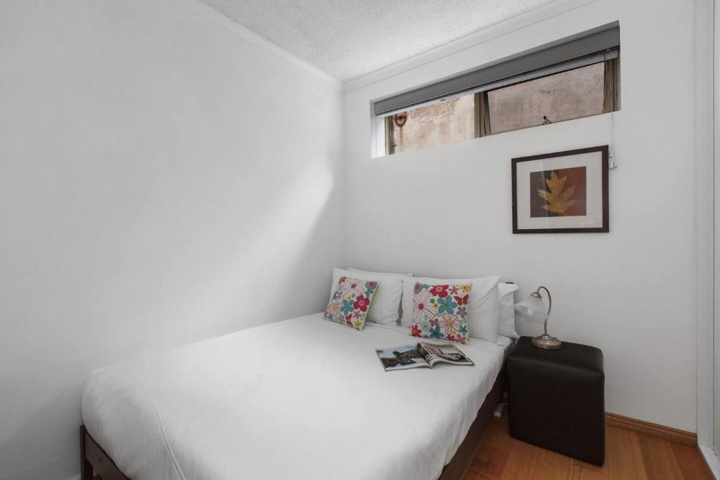 Cosy and Comfortable Fitzroy Studio with Parking photo 3